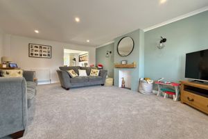 17' Lounge- click for photo gallery